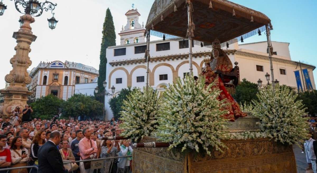La virgen de los Reyes, patrona de Sevilla, durante un desfile procesional. Ayto Sevilla