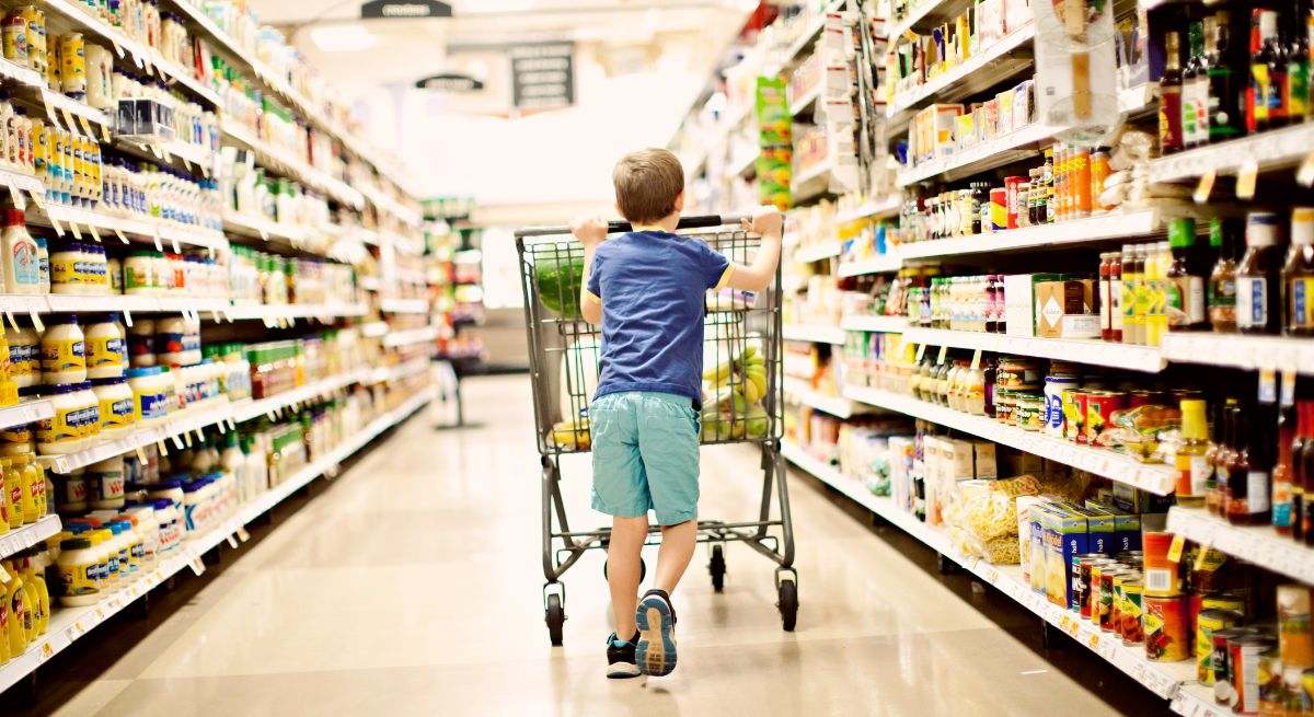 Un niño, en un supermercado español