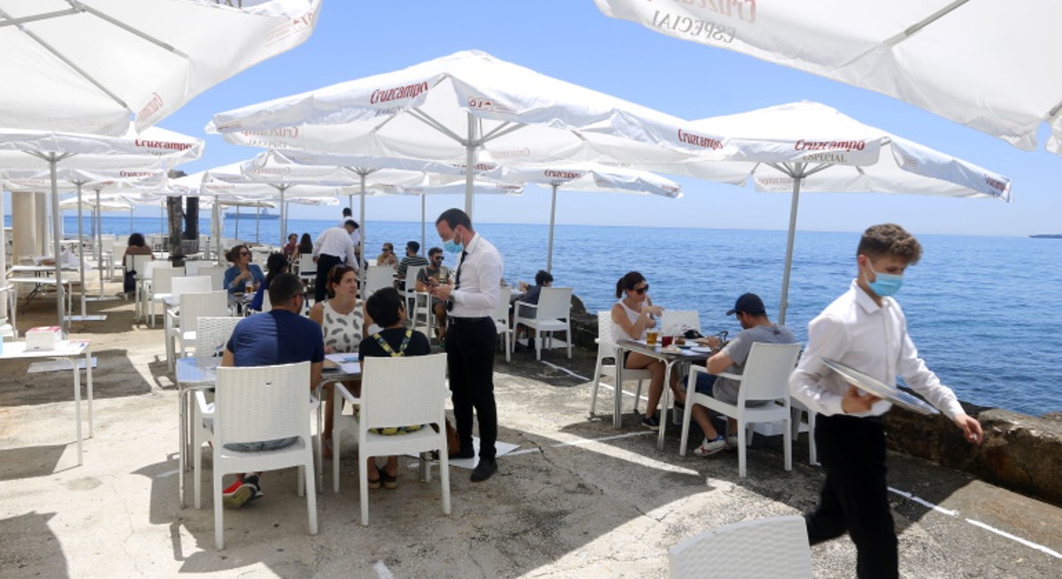 camareros-playa-hosteleria-archivo.jpg