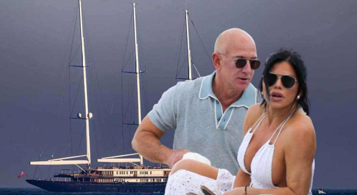 Jeff Bezos y Lauren Sánchez se asan en su yate, cerca de Venecia, este verano.