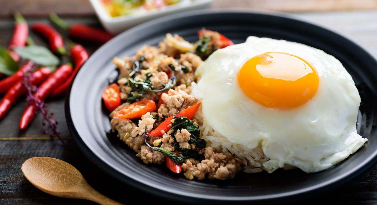 Plato de arroz con un huevo frito