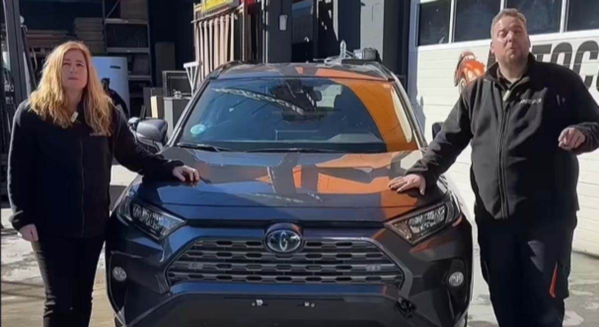 Trabajadores de un desguace con un Toyota RAV4