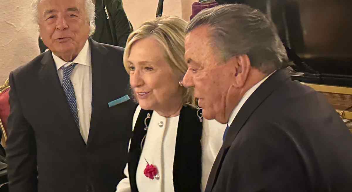 Hillary Clinton entre Los del Río en la fiesta celebrada este sábado en Dueñas