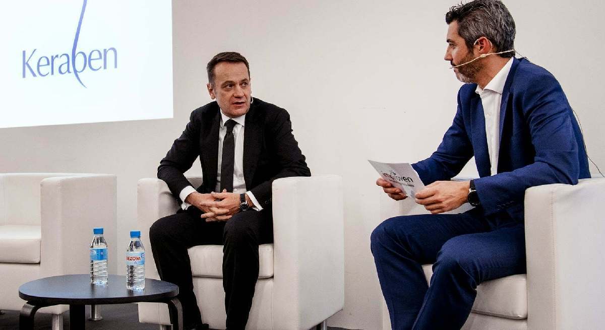 En el centro, José Luis Lanuza, director de la división cerámica de Victoria hasta hace unos días.