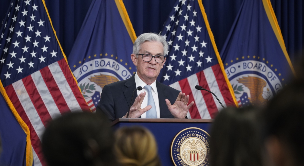 powell-nov22-manos-bbg.jpg