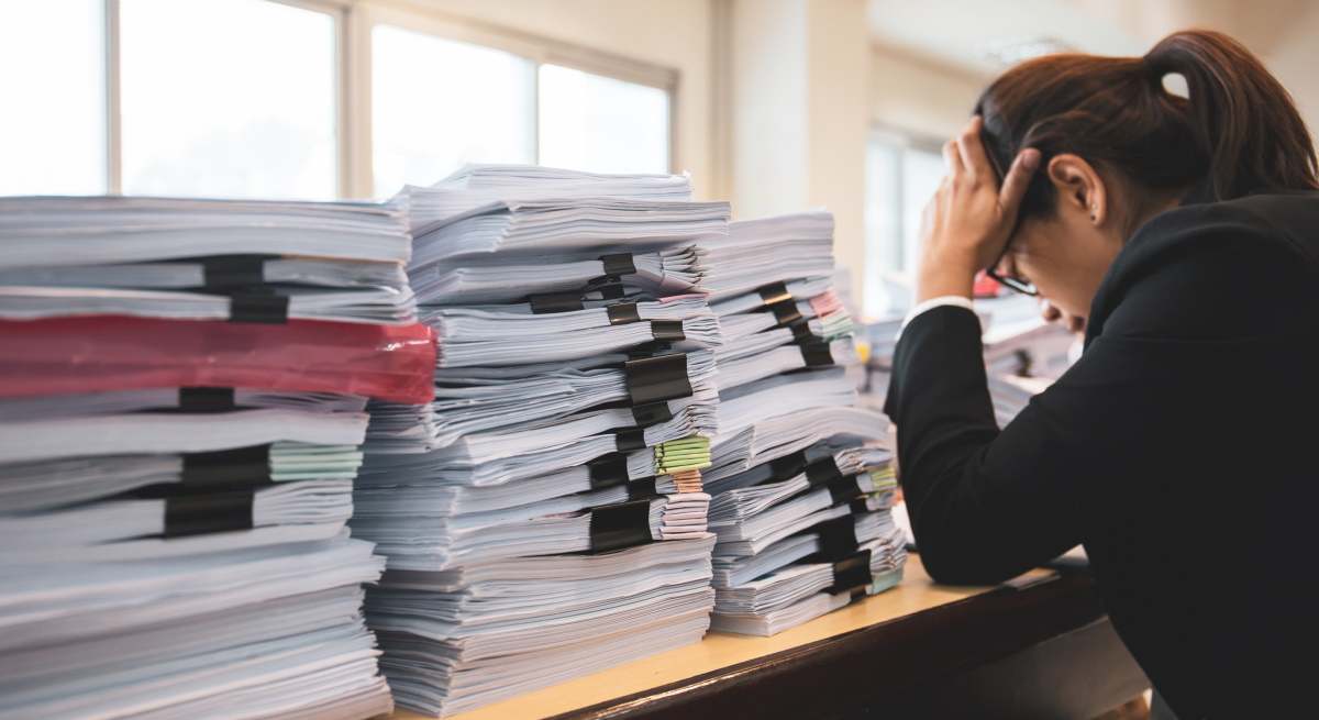 trabajadora-cansada-papeleo-dreamstime.jpg