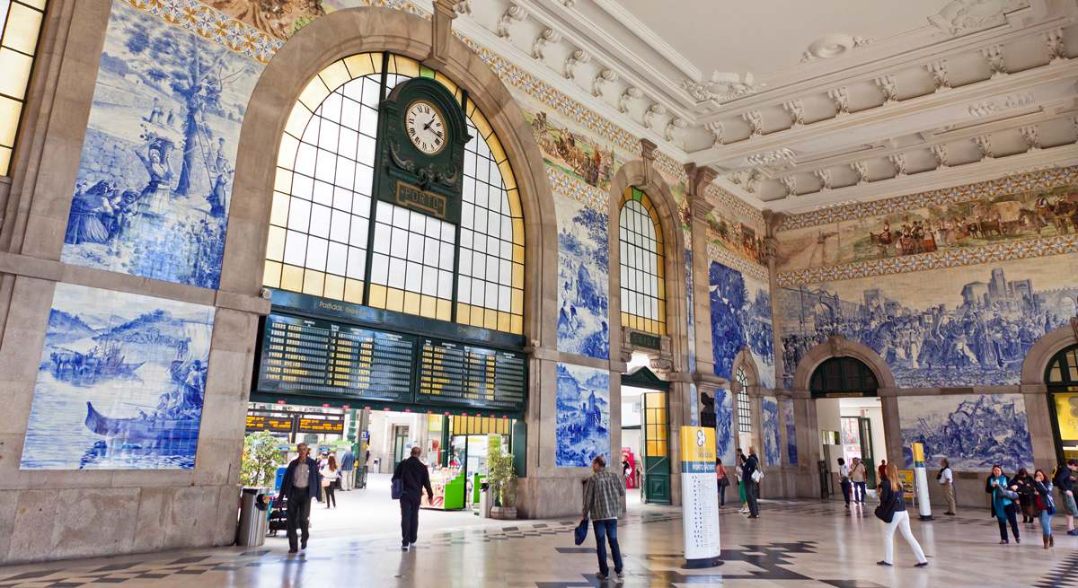 vestíbulo de la estación de ferrocarril de oporto