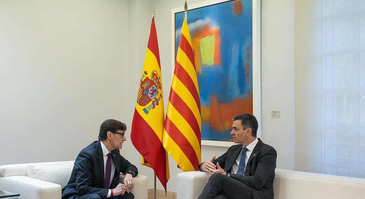 El presidente de la Generalitat, Salvador Illa, junto al presidente del Gobierno, Pedro Sánchez. EE