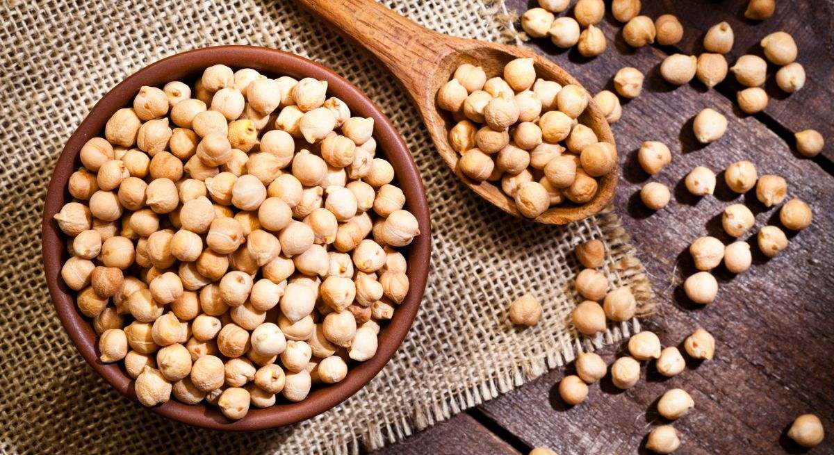 Tazón con garbanzos y una cuchara de madera