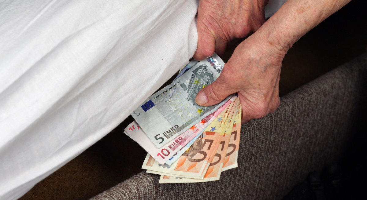 dinero-euros-bajo-colchon-dreamstime.jpg