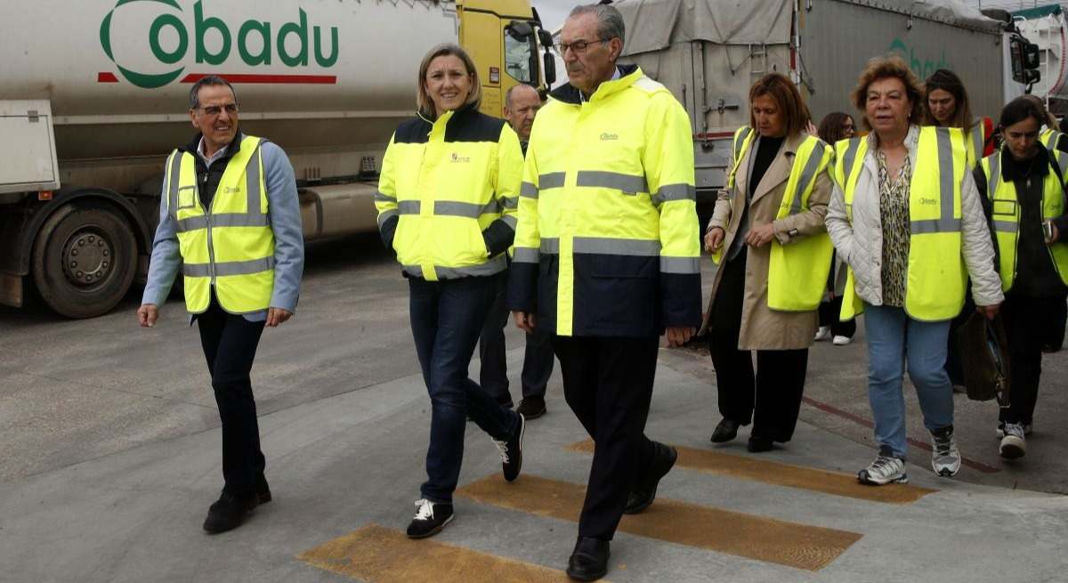 La consejera de Familia de CyL, Isabel Blanco, con el presidente de Cobadu, Rafael Sánchez Olea