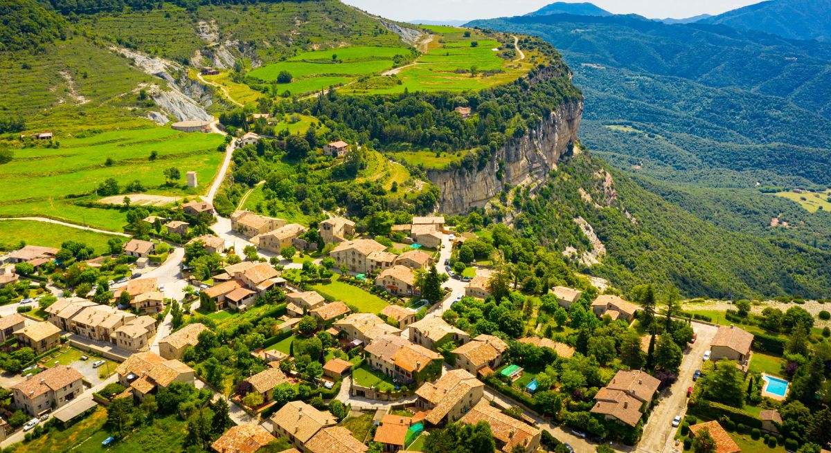 Un pueblo entre las nubes: la desconocida aldea española con 130 habitantes entre un precipicio y una montaña