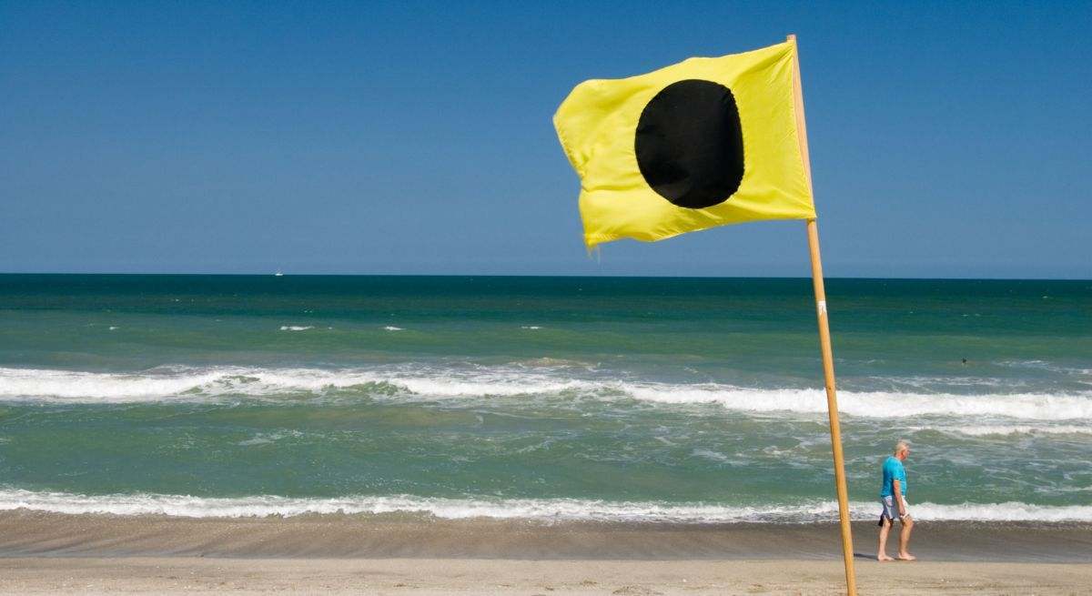¿Me puedo bañar en la playa si hay bandera amarilla con un punto negro? Esta es la diferencia