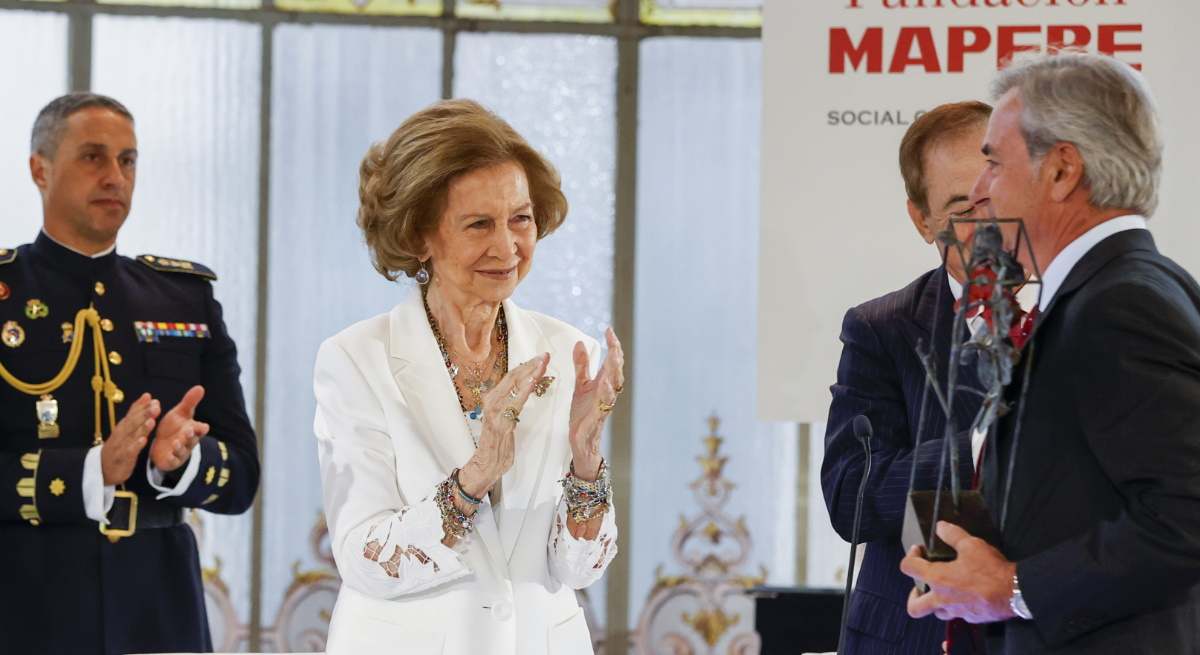 reina-sofia-collar-1200.jpg