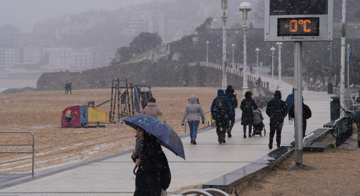 EuropaPress_5018356_varias_personas_pasean_paseo_maritimo_playa_ondarreta_mientras_nieva_27-1.jpg