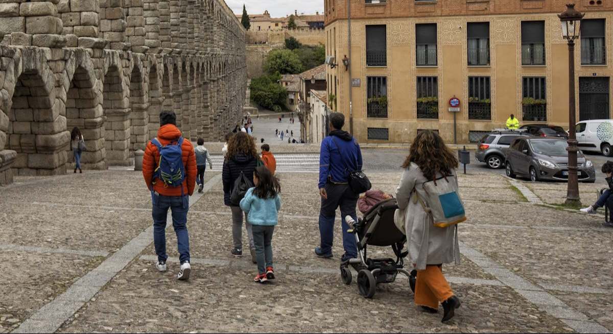 Familia numerosa paseando por Segovia. Foto: iStock