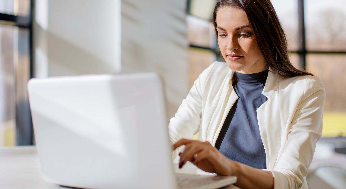 Una mujer realiza una consulta en su ordenador.