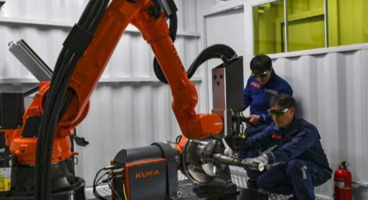 Impresora 3D en metal de Meltio montada sobre un brazo robótico industrial.