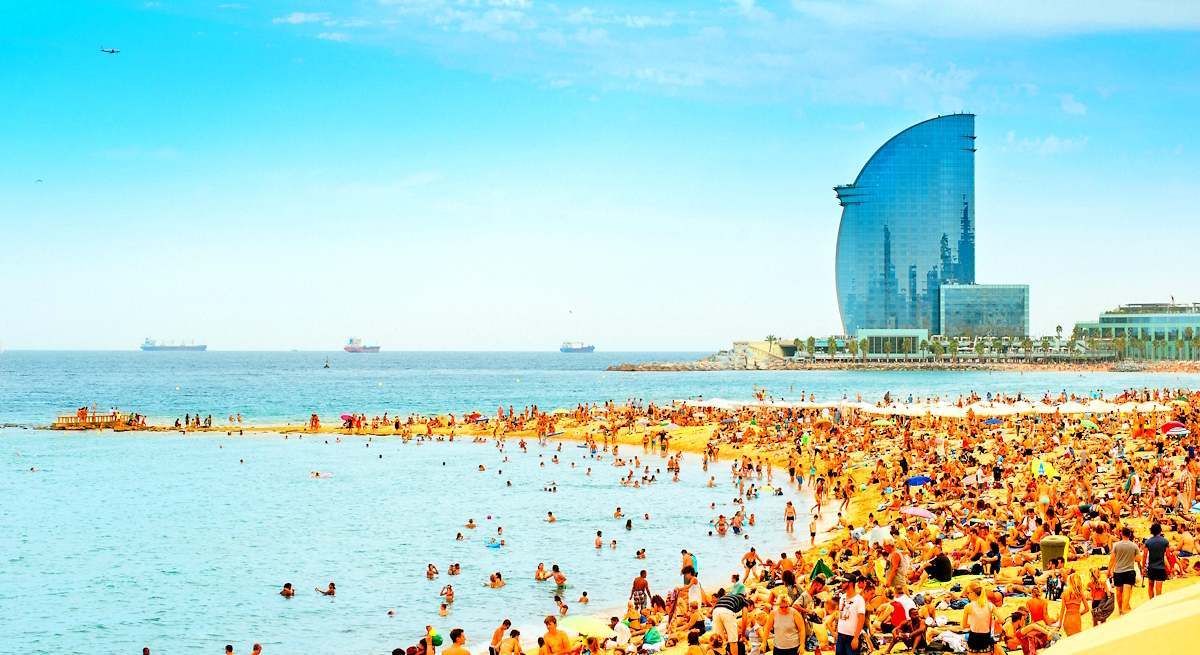Turismo en la playa de la Barceloneta