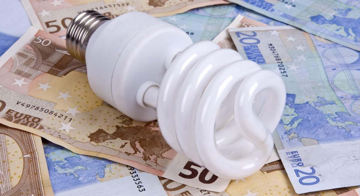 bombilla-billetes-euro-fondo-dreamstime.jpg