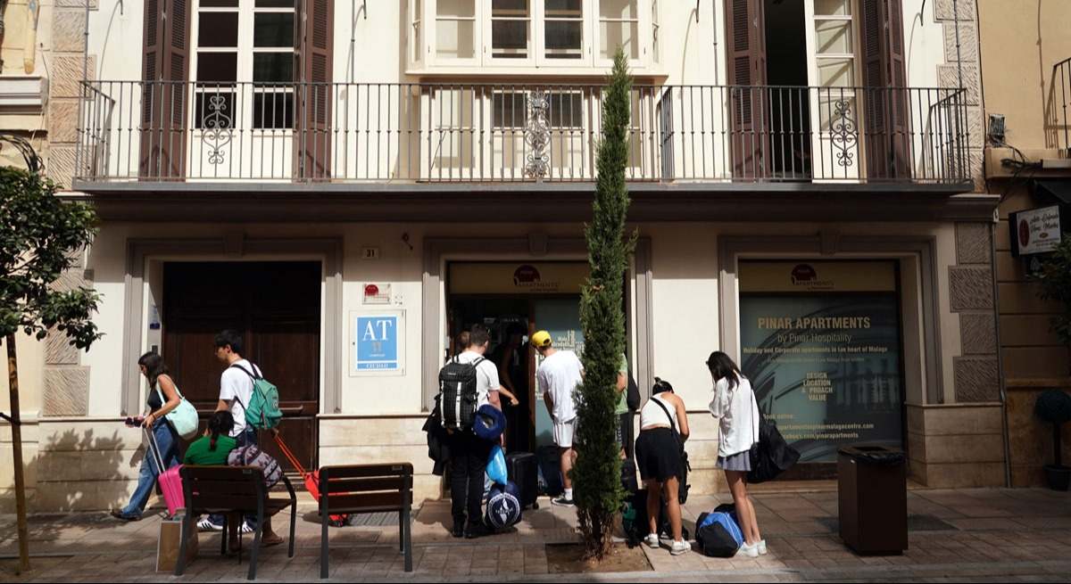 Turistas accediendo a un piso turístico