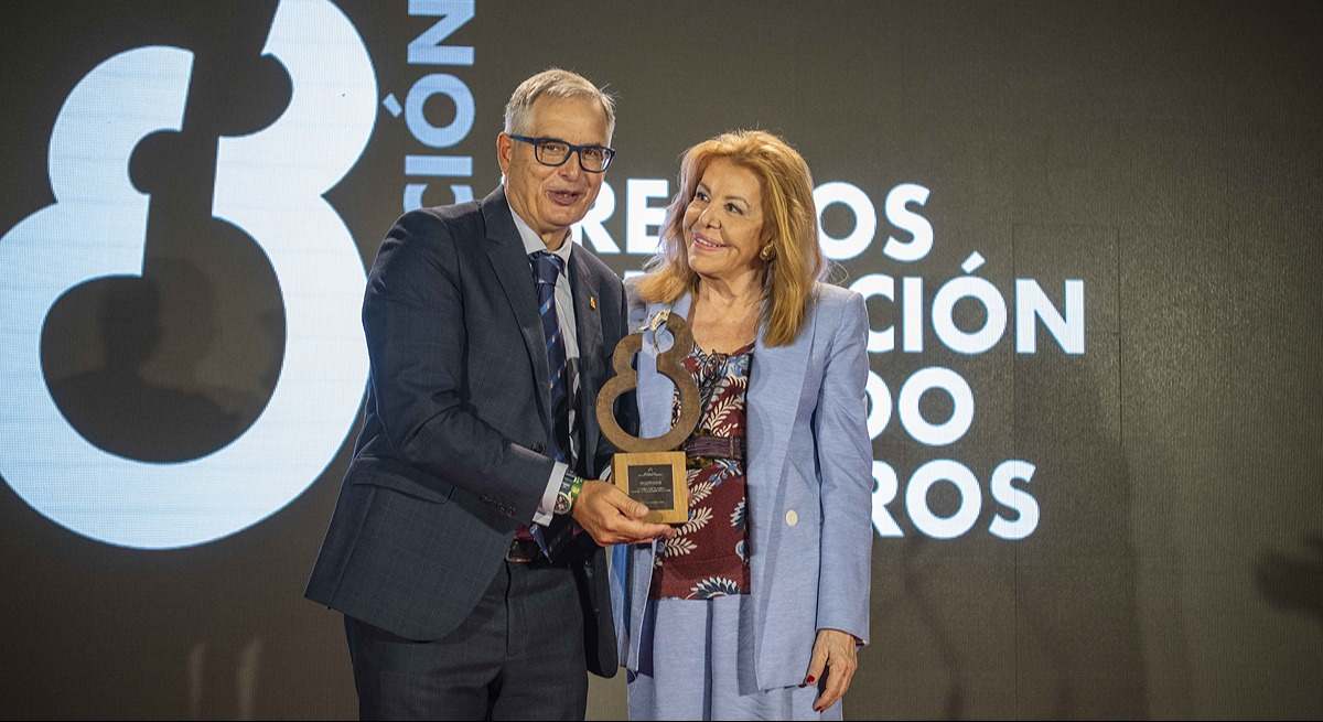 Mariluz Barreiros hace entrega del premio a Carmelo Sanz de Barros en un evento celebrado en el circuito del Jarama.
