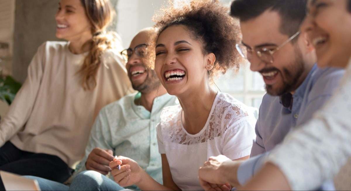 Personas felices sonriendo