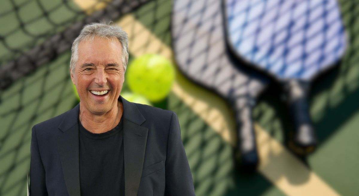 Dan Buettner, experto en longevidad, con la imagen de fondo de unas raquetas de pickleball