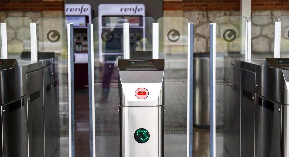 EuropaPress_2742833_estacion_cercanias_valdemoro_amanece_totalmente_vacia_mismo_dia_entra_vigor-1.jpg