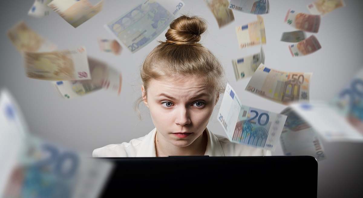 Mujer_trabajando_euros_Istock.jpg