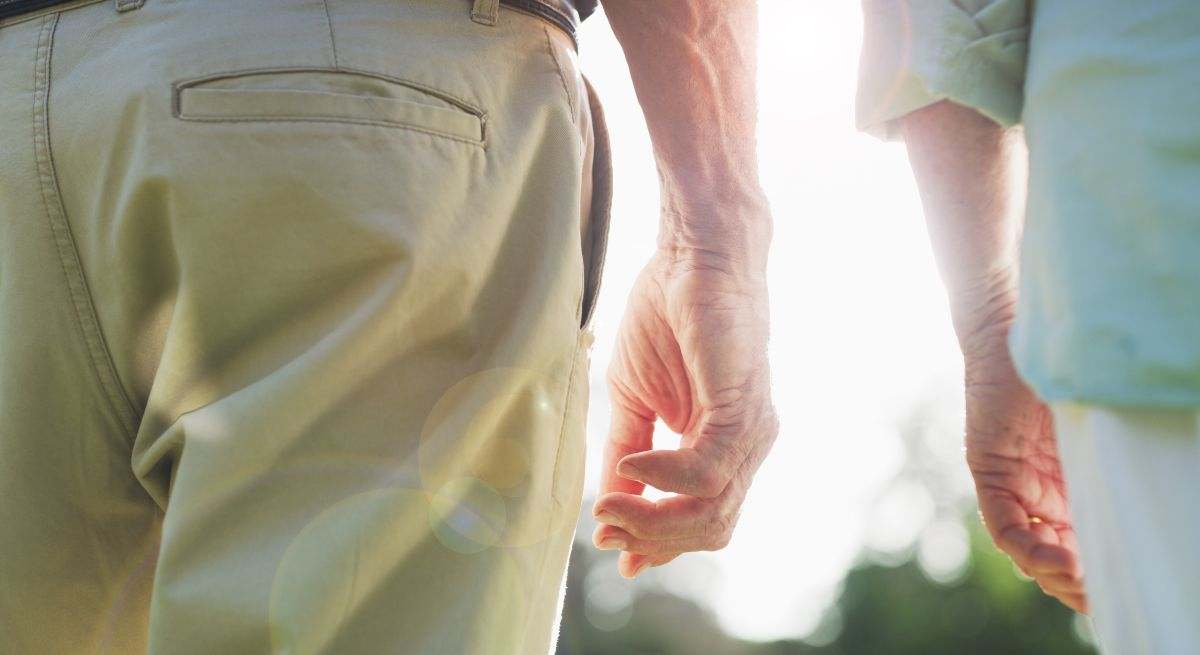 Dos personas de avanzada edad dando un paseo