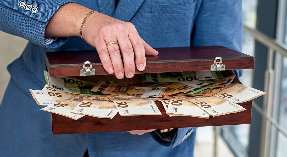 maletin-euros-dreamstime.jpg