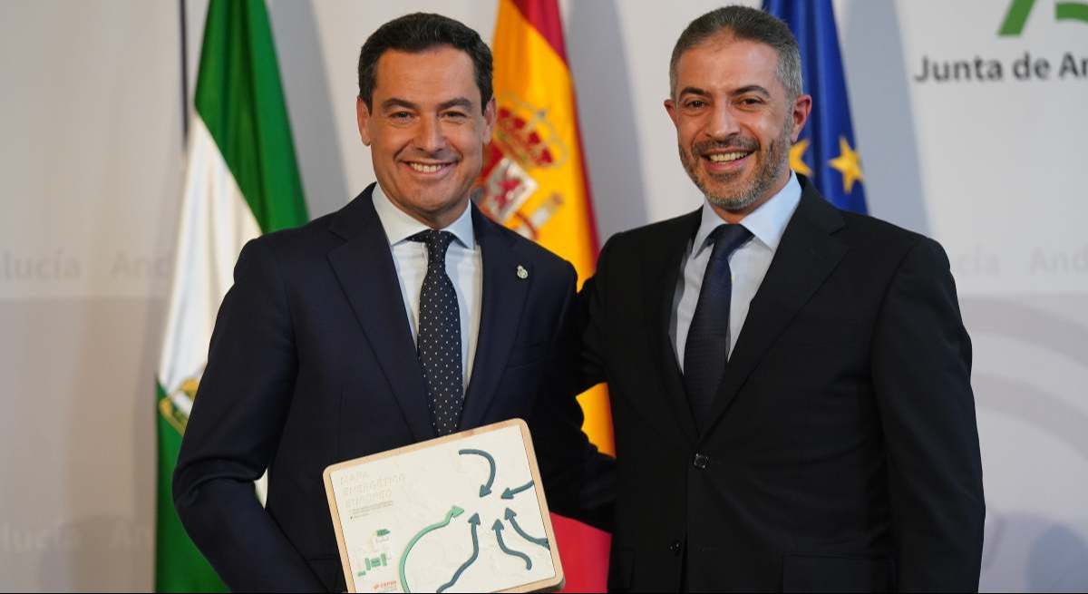 Juanma Moreno y el presidente de Moeve Ashmed Yahia Al Idris.