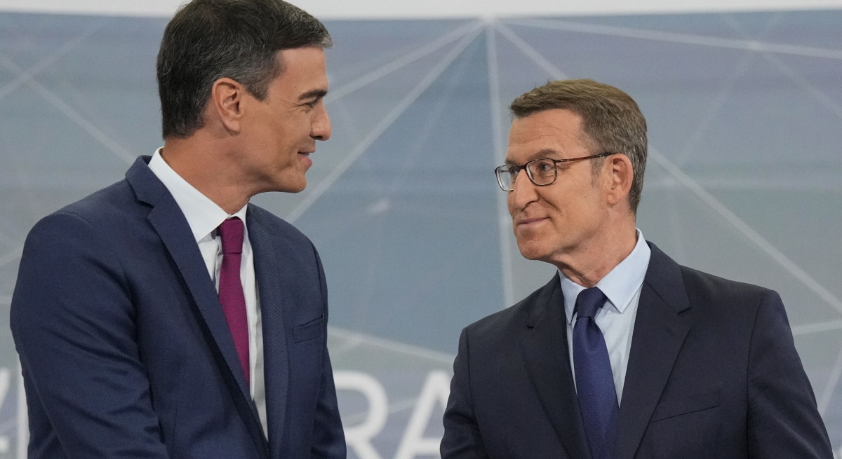 pedro-sanchez-psoe-alberto-nunez-feijo-pp-saludo-debate-cara-cara-10julio2023-bloomberg-1200x655.jpg