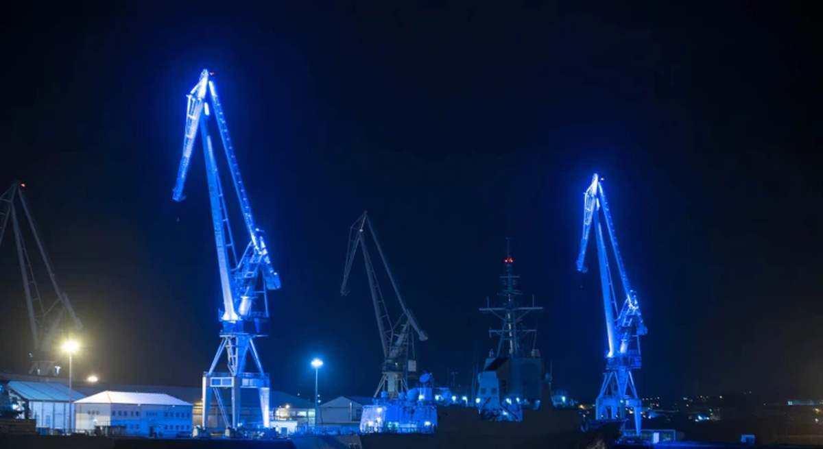 Grúas de Navantia del astillero de fene iluminadas por Navidad.