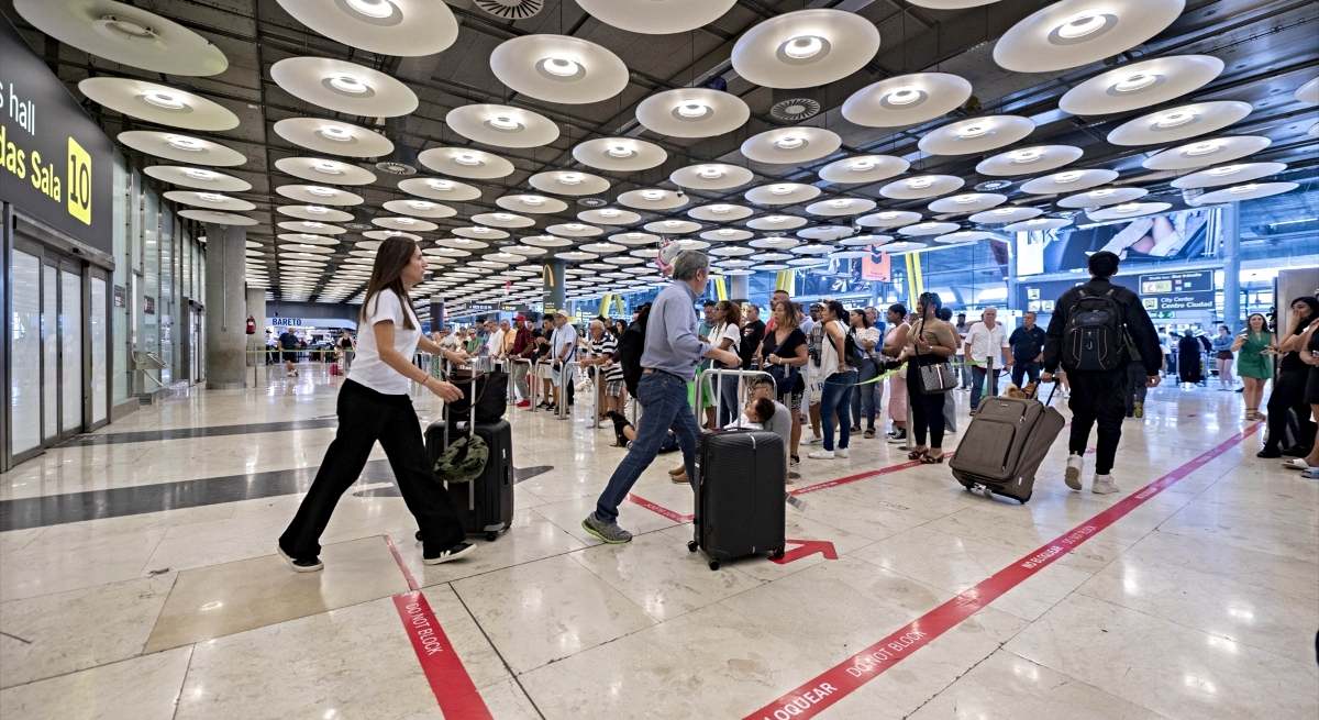 Viajeros en la T4 del Aeropuerto de Barajas / EP
