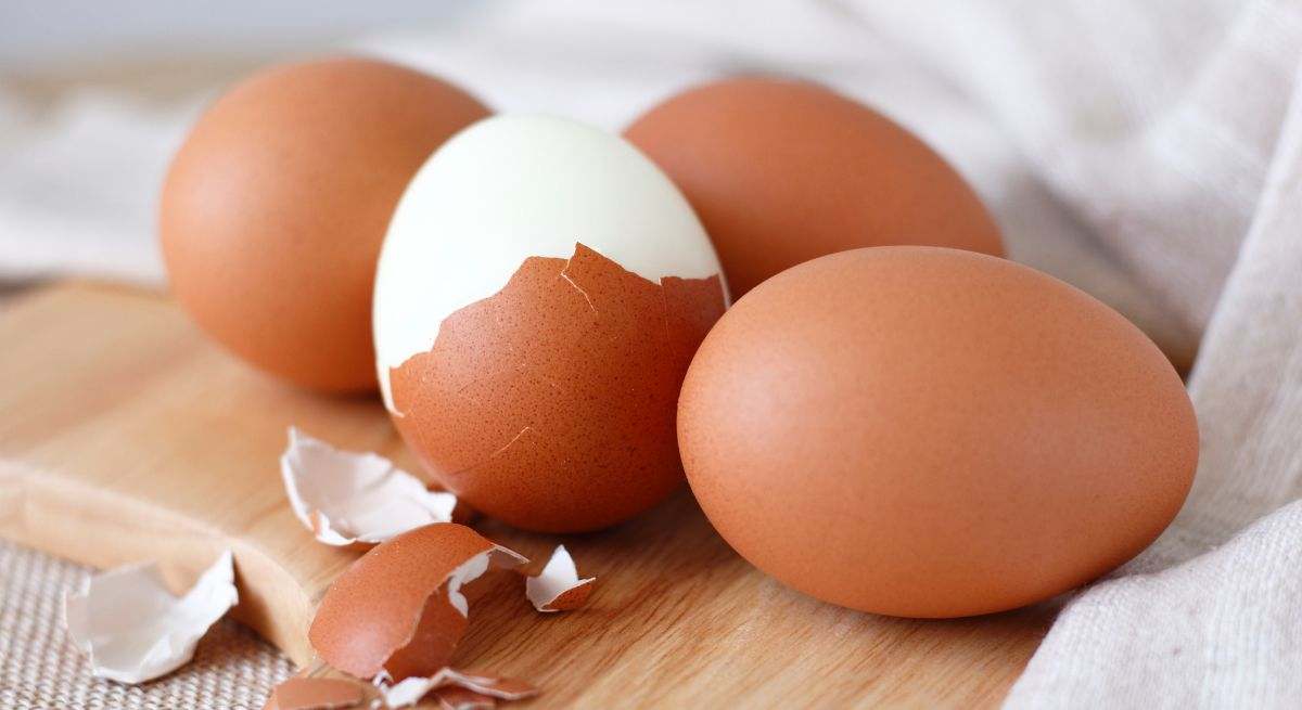 Por qué es importante echar sal al agua al cocer huevos (y no deberías olvidarla): ayuda a que coagulen, según el Instituto de Estudios del Huevo