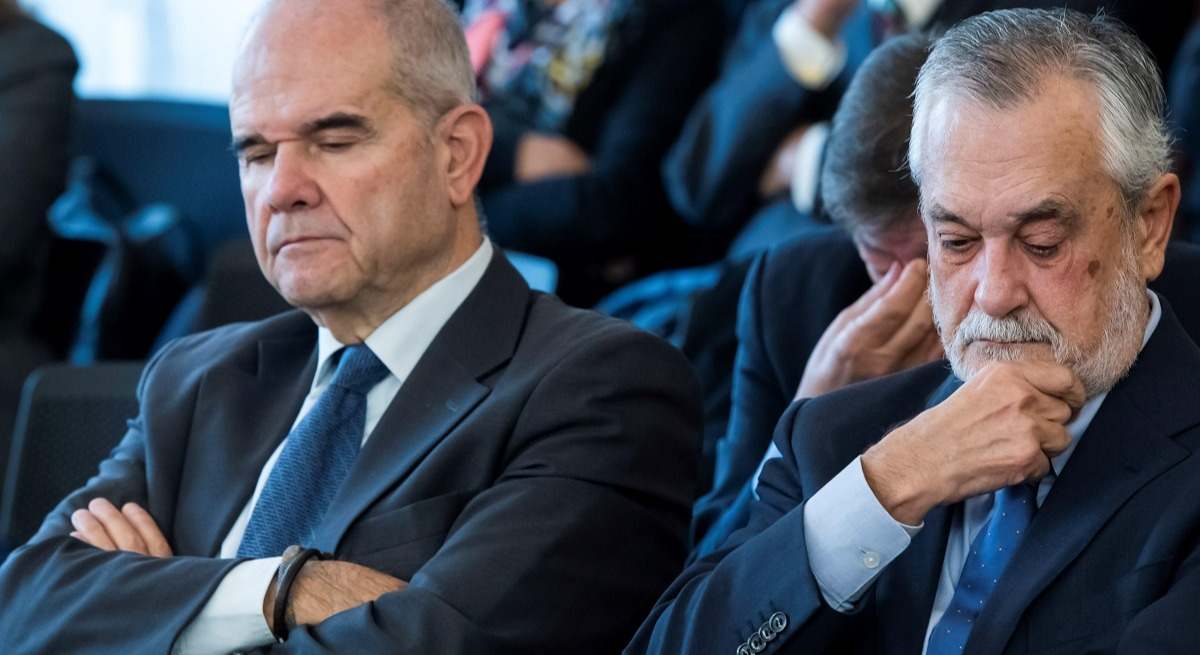 Los expresidentes andaluces, Manuel Chaves (i) y José Antonio Griñán (d).
