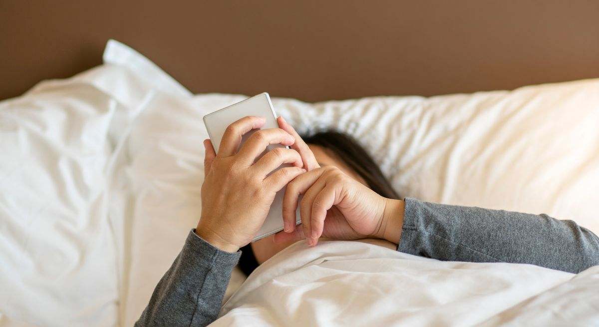 Una mujer se despierta y coge el móvil