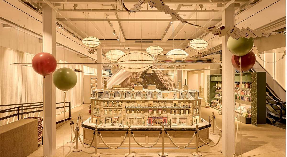 Zona con maqueta de edifico parisino de la tienda Zara en A Coruña