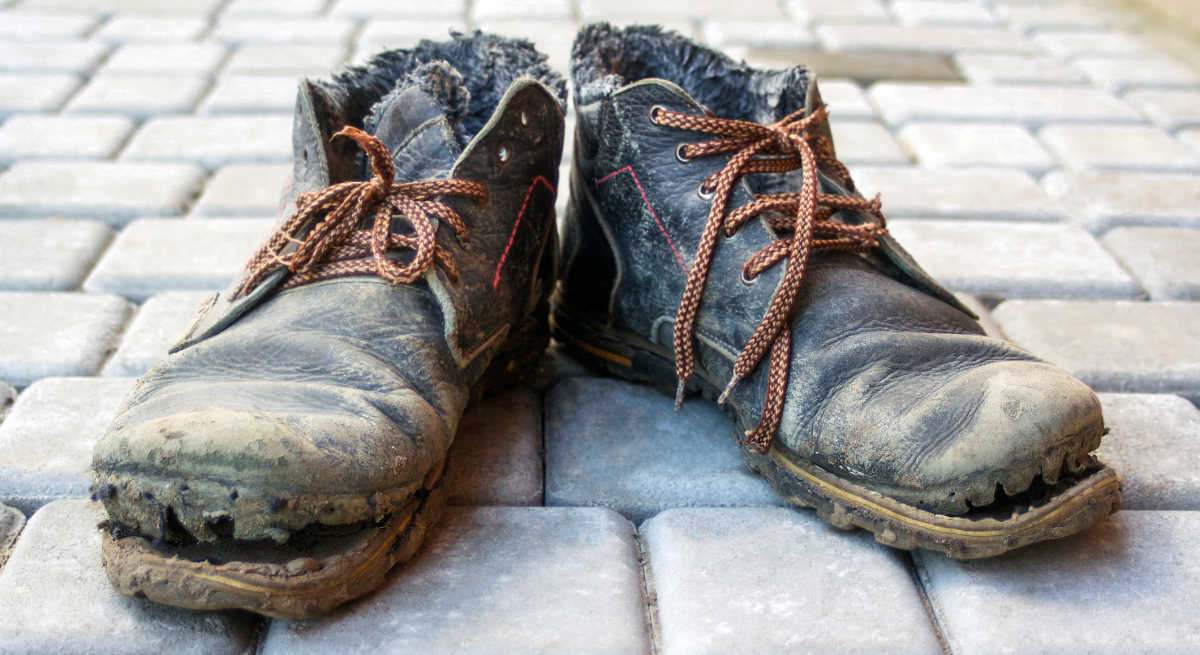 Unas botas rotas y desgastadas