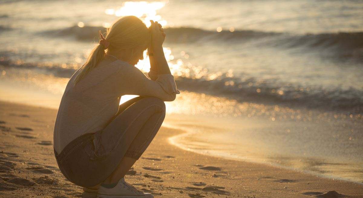 trabajadora-despedida-vacaciones-playa-triste-getty.jpg