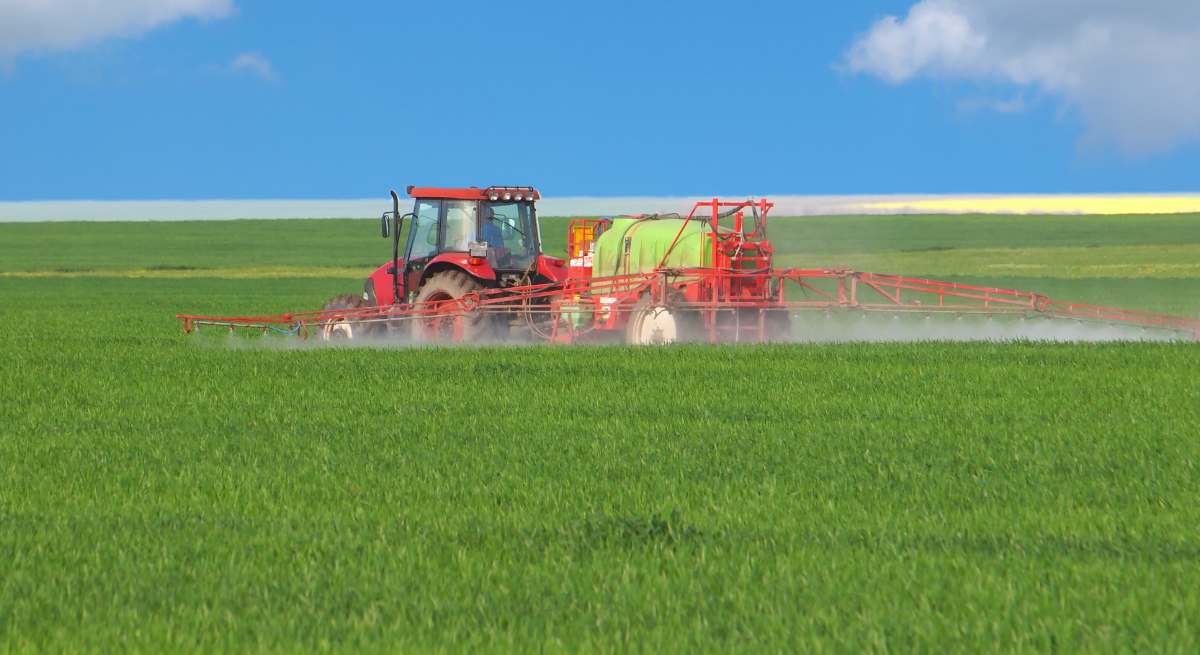 tractor-campo-pesticida-dreamstime.jpg