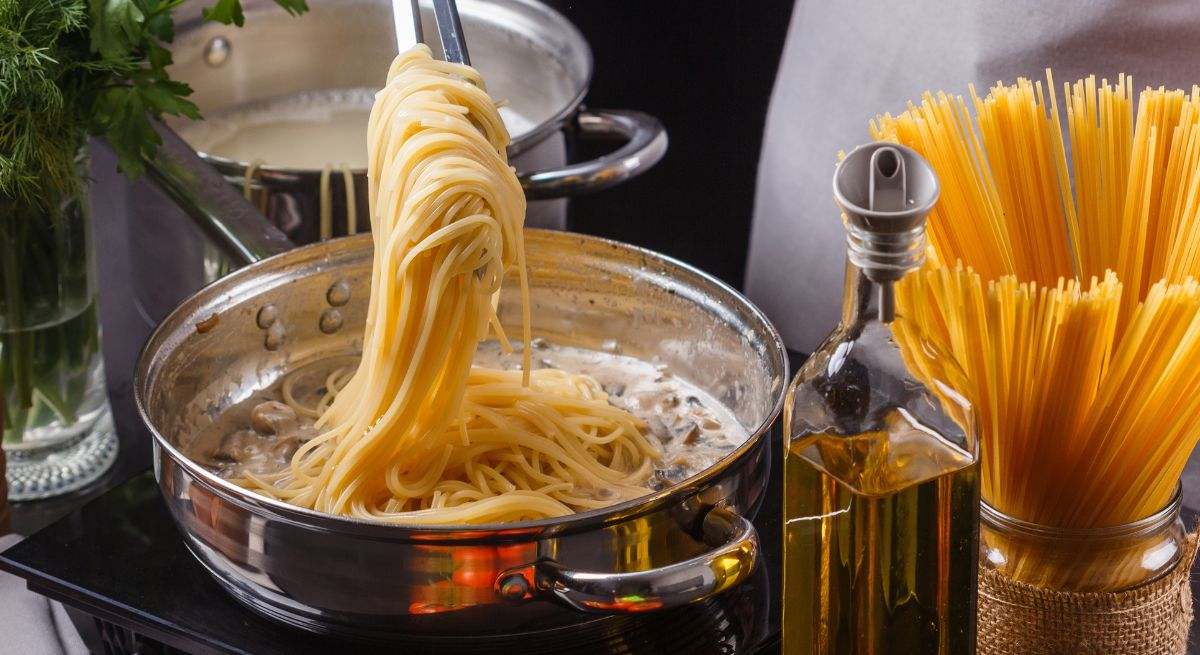 Por qué es importante echar sal al agua al cocer la pasta (y no deberías olvidarla): es una regla desde siempre, según una cocinera italiana