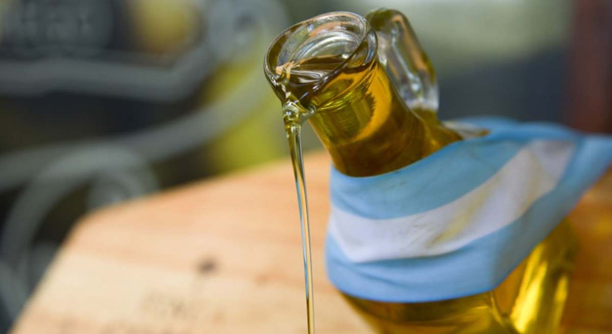 Una botella de aceite de oliva argentino