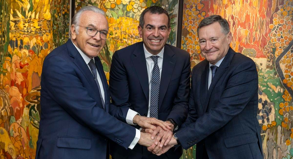 Isidre Fainé, presidente de Criteria; Jordi Gallés, presidente de Europastry; y Ángel Simón, exCEO de Criteria, con el anuncio de la compra. Criteria