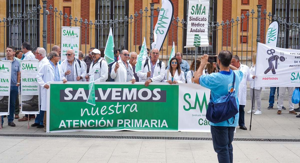 EuropaPress_5167721_sanitarios_sindicato_medico_andaluz_concentrados_palacio_san_telmo_motivo_web.jpg