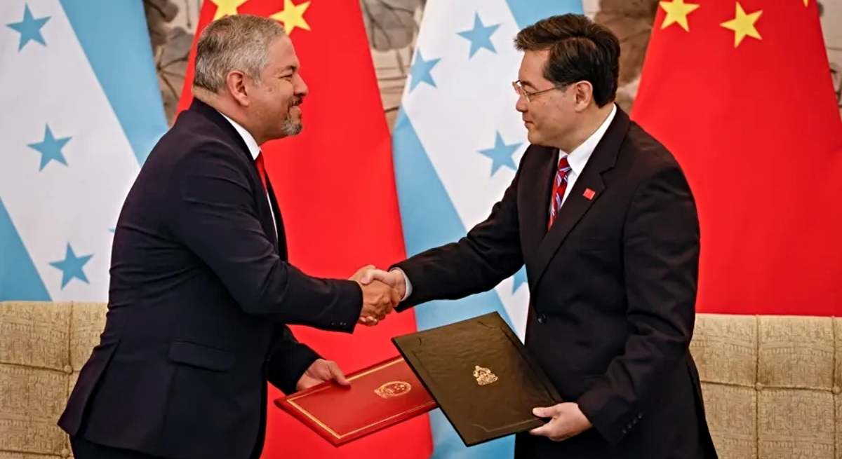 El ministro de AAEE de Honduras, Eduardo Reina y su homólogo chino, Qin Gang / EFE