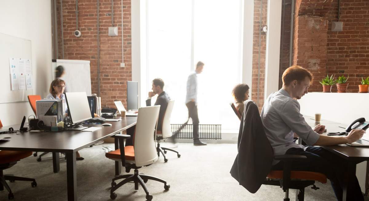 trabajadores-oficina-dreamstime.jpg