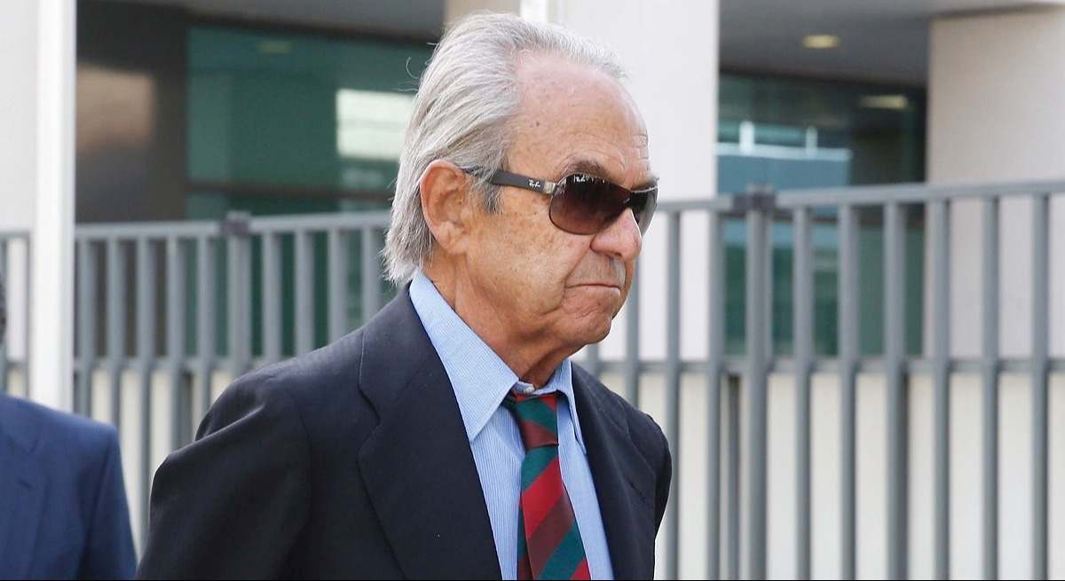 Señor con corbata y gafas de sol